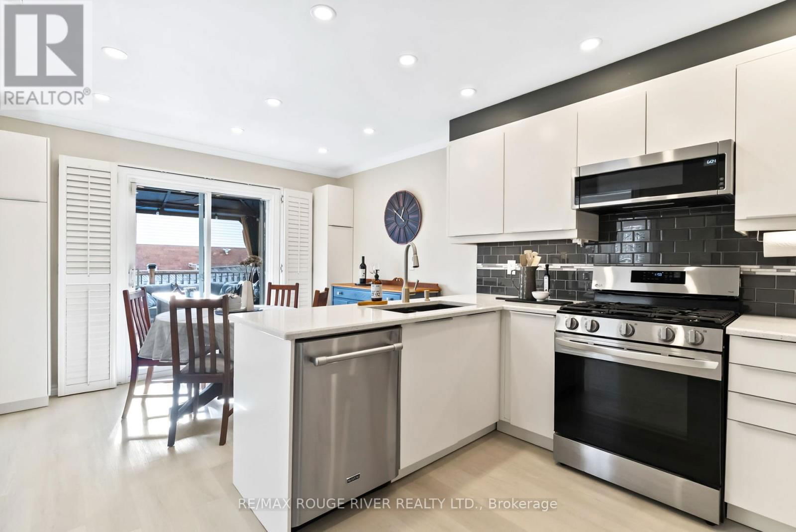 32 FENCEROW DRIVE Image 12