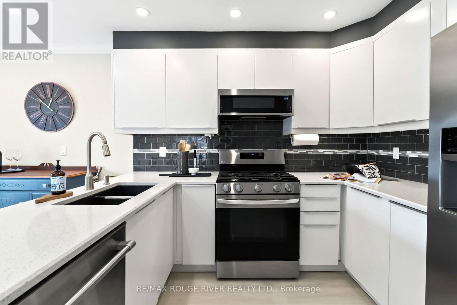 32 FENCEROW DRIVE Image 13