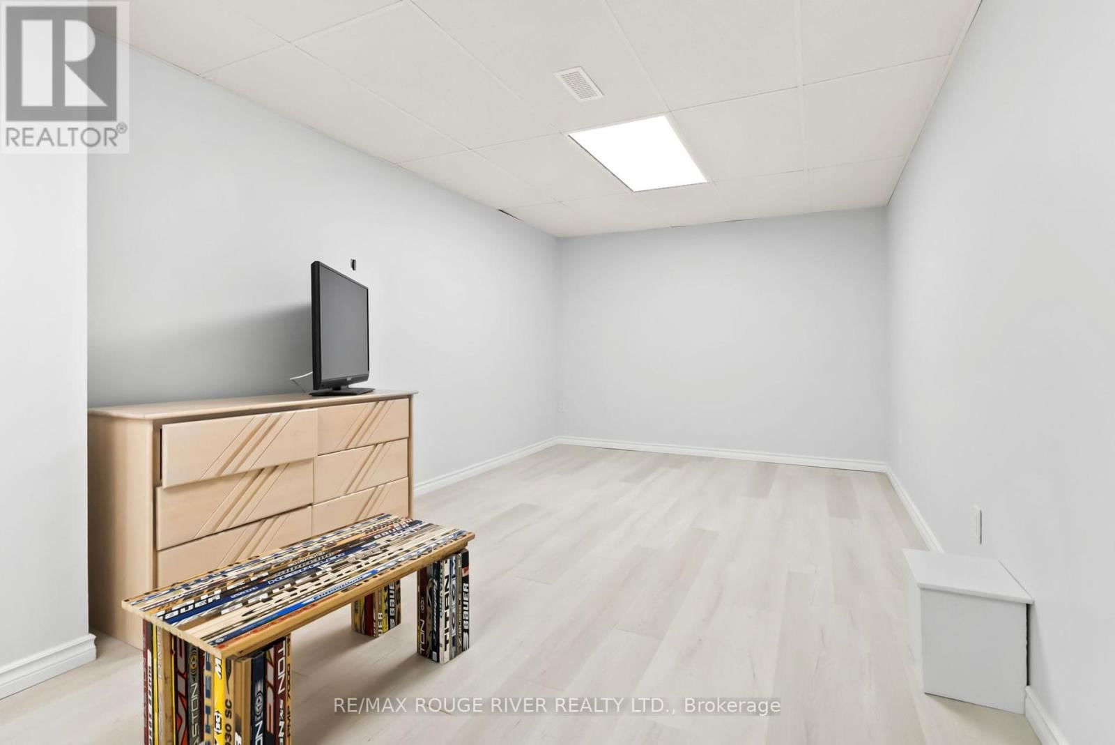 32 FENCEROW DRIVE Image 35