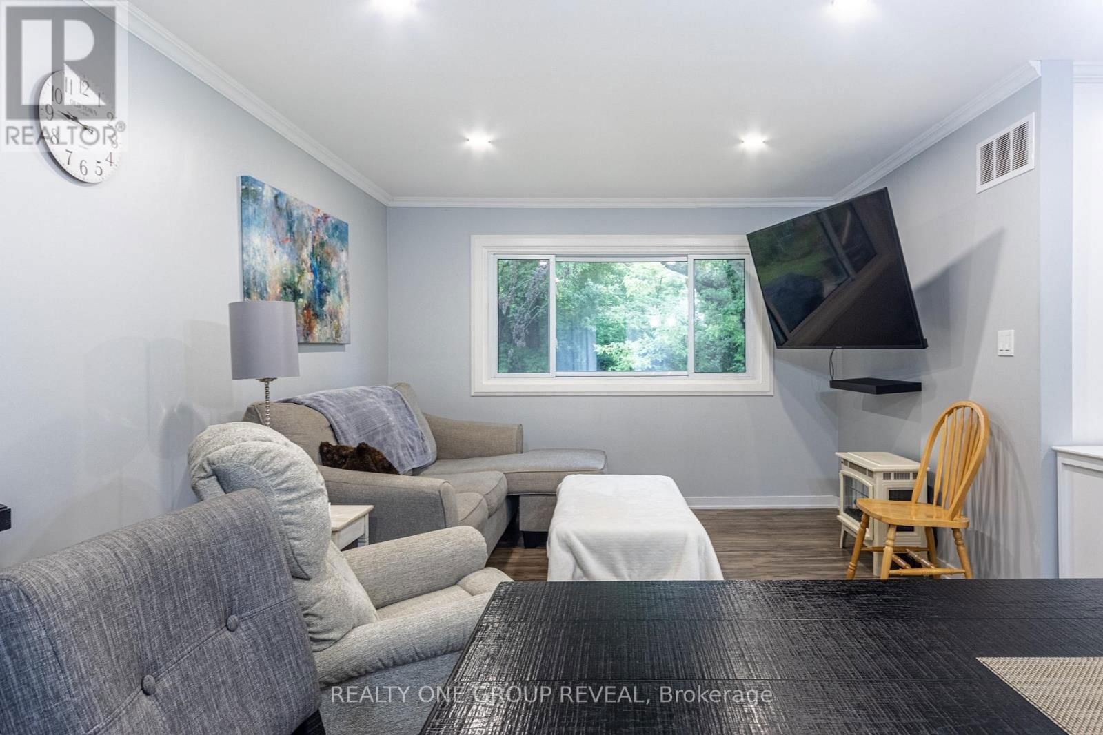 12 BROOK STREET Image 3