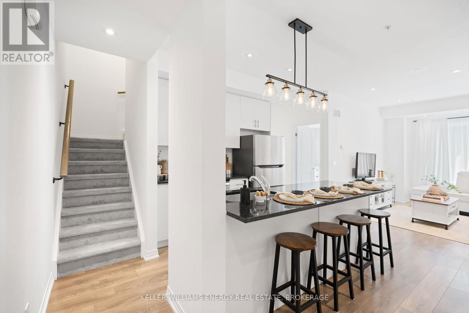 202 - 2635 WILLIAM JACKSON DRIVE Image 3