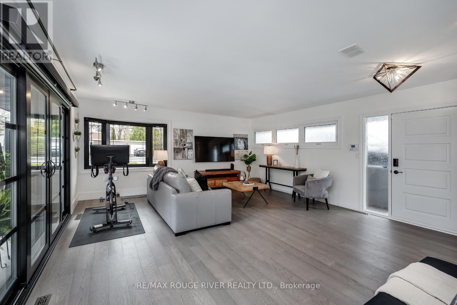 693 CARNEGIE AVENUE Image 7