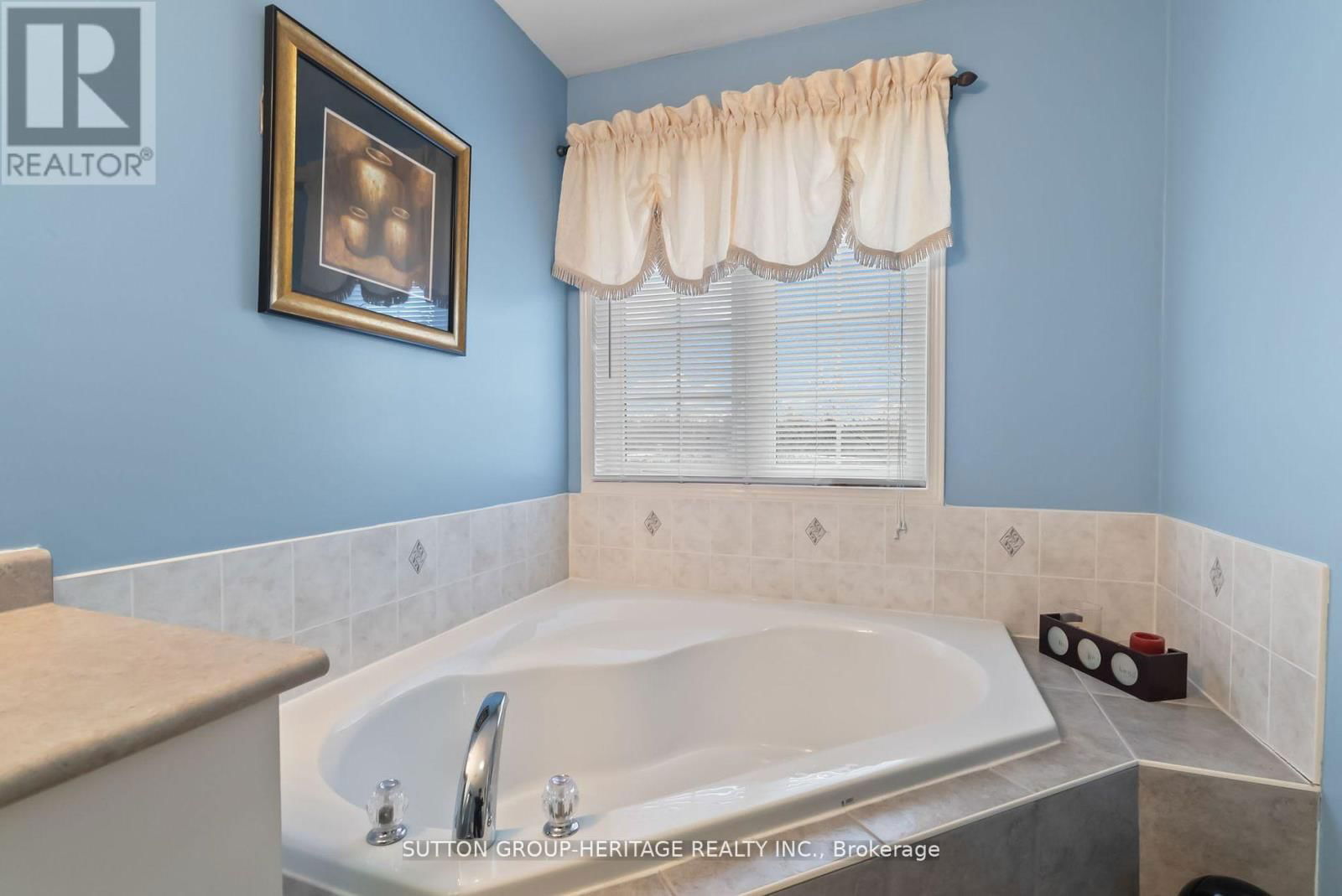 3 ANGIER CRESCENT Image 30