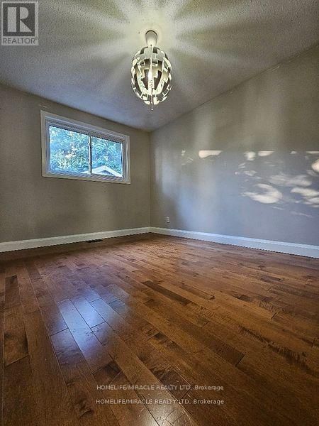 Main - 37 HARLAND CRESCENT Image 15