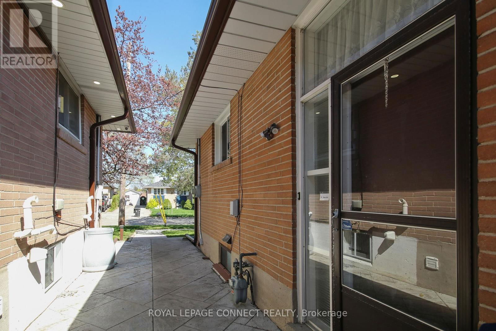 4 SUNDANCE CRESCENT Image 39