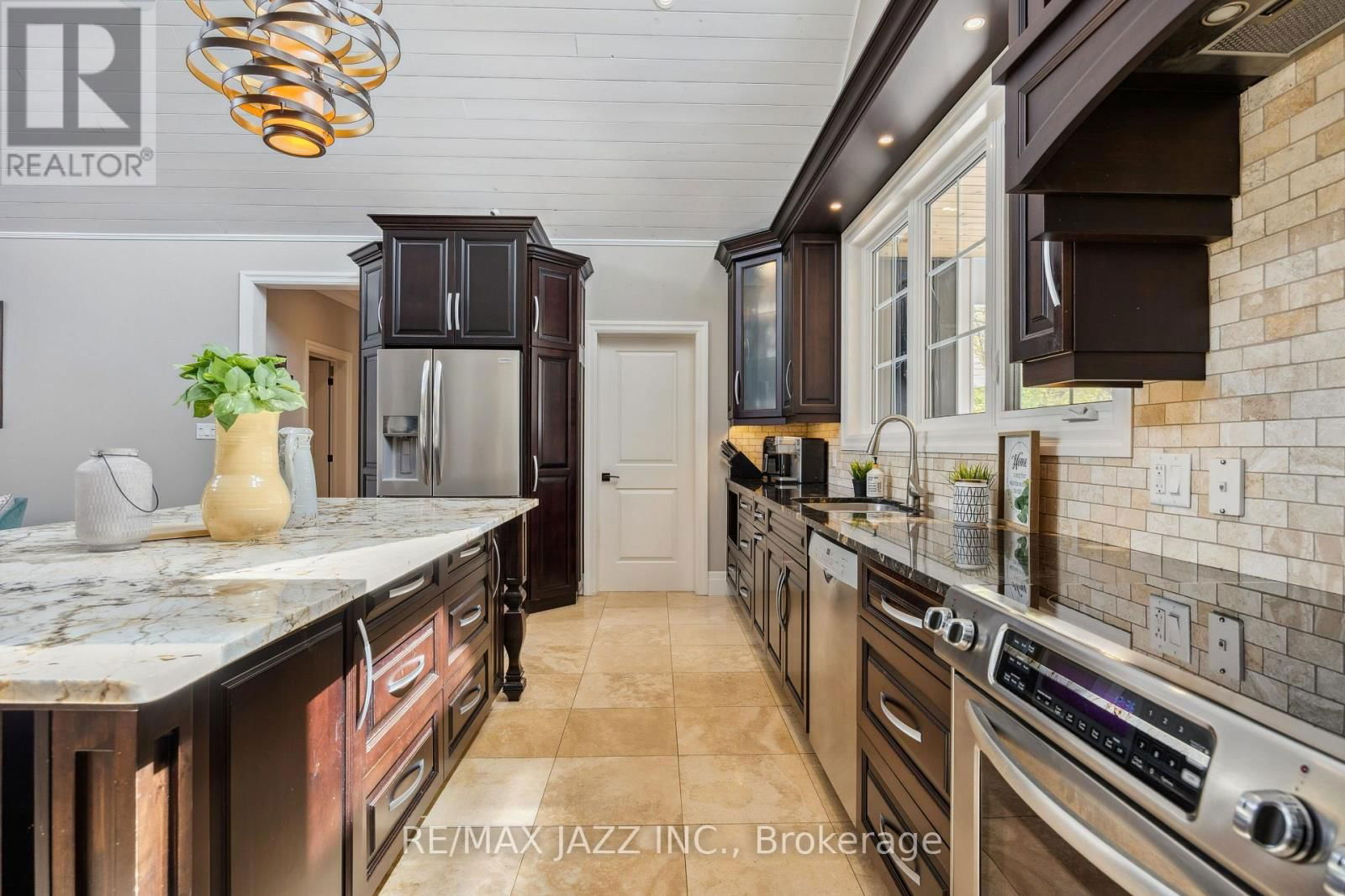 325 MAINE STREET Image 11
