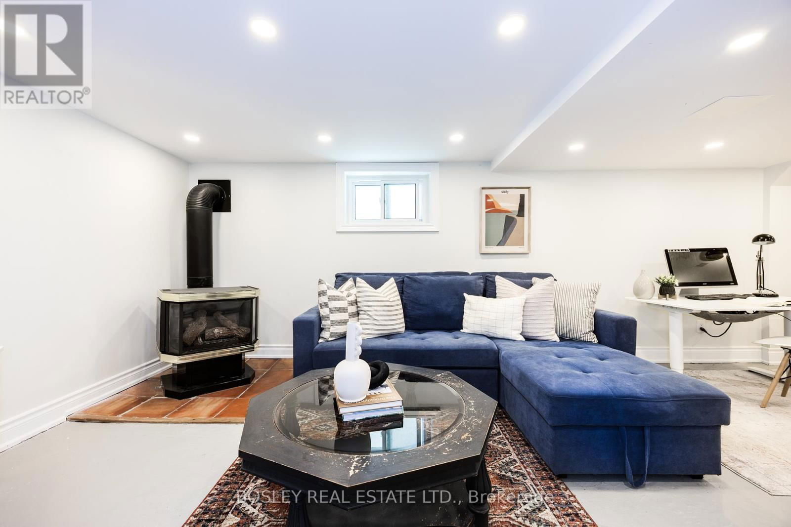 57 SANDOWN AVENUE Image 22