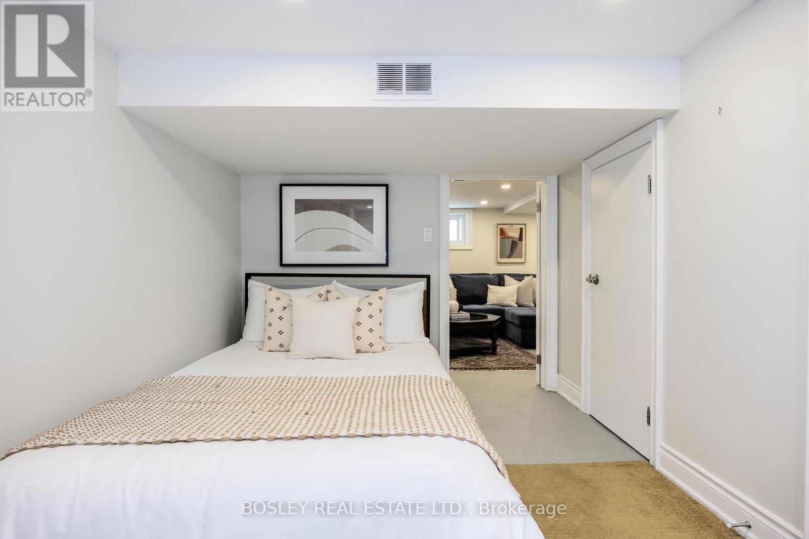 57 SANDOWN AVENUE Image 24