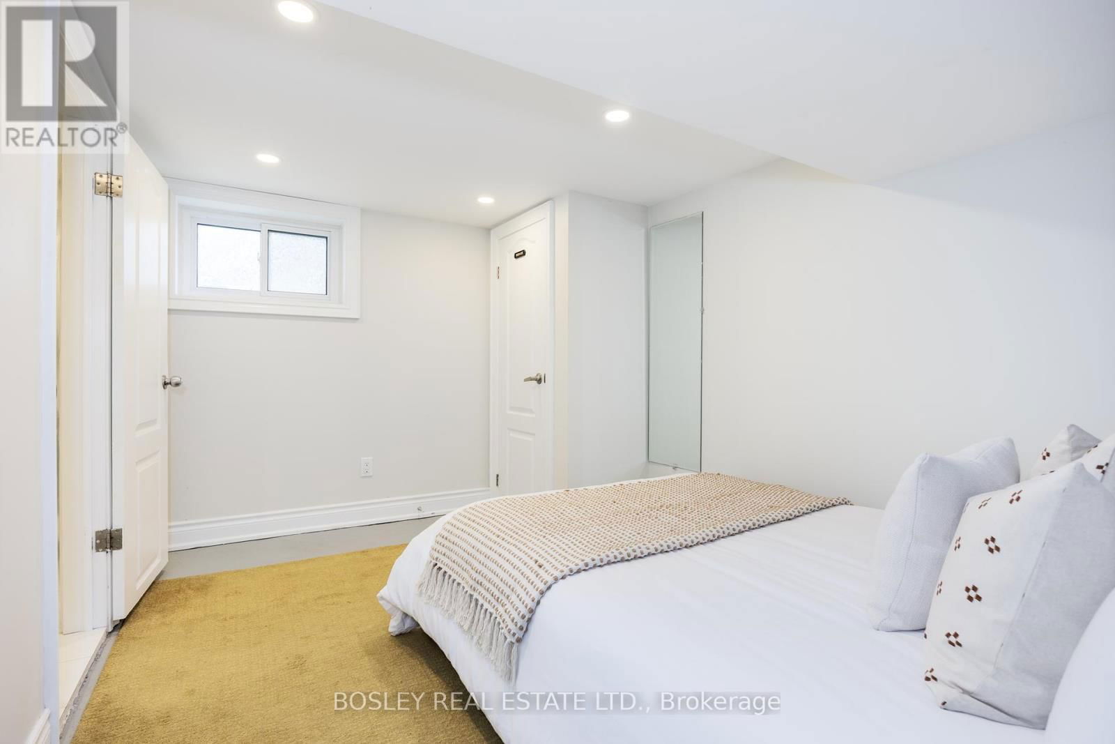 57 SANDOWN AVENUE Image 25