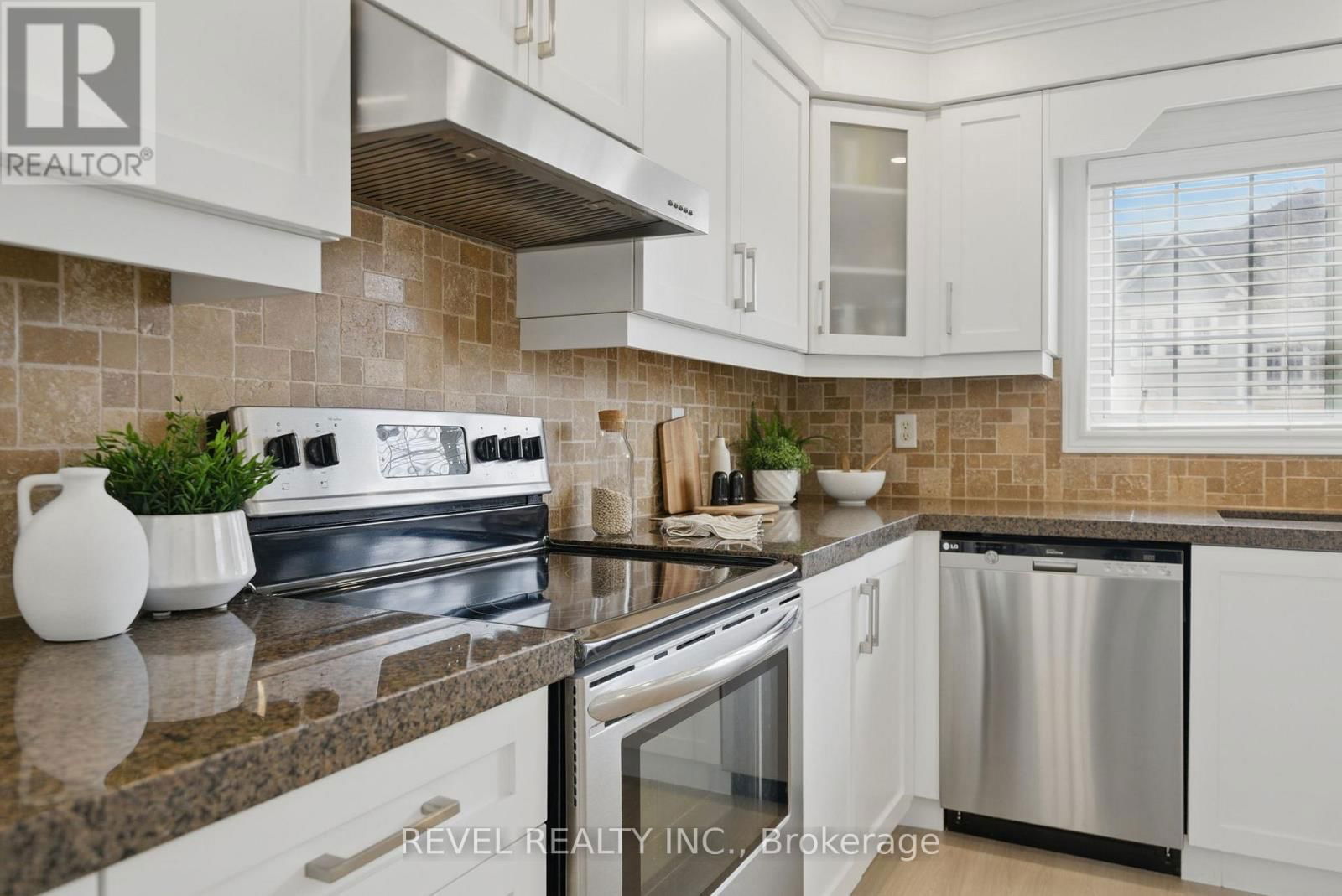 100 ASHBURY BOULEVARD Image 15
