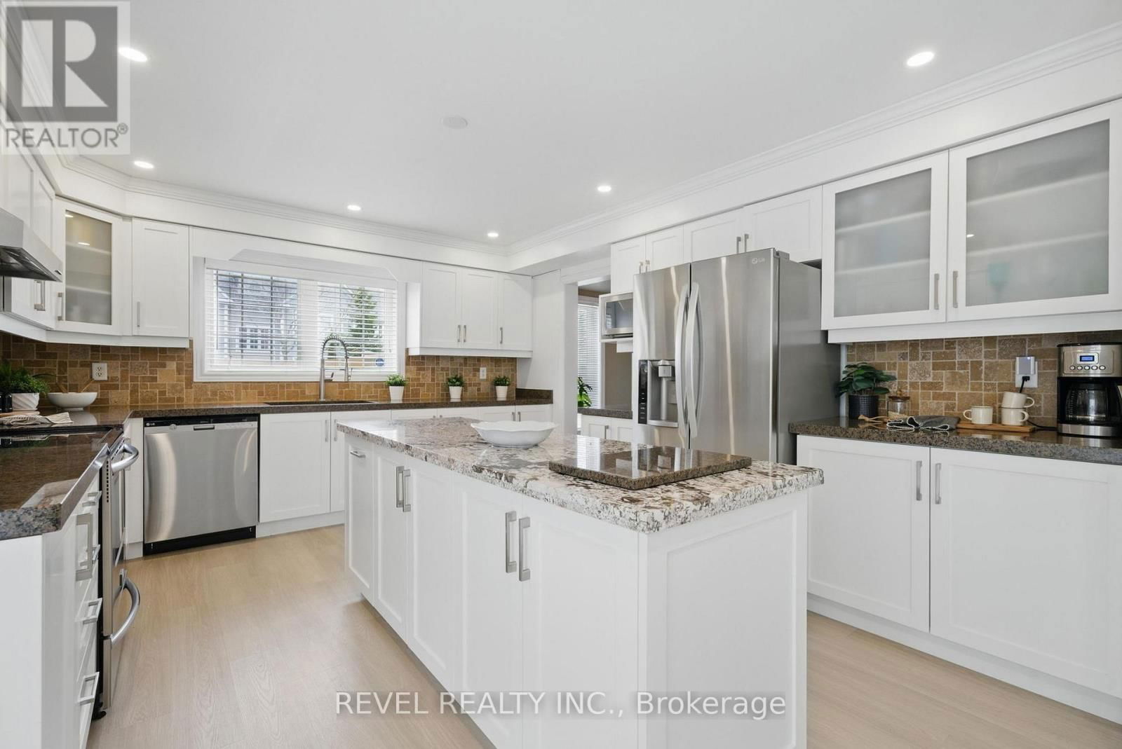 100 ASHBURY BOULEVARD Image 17