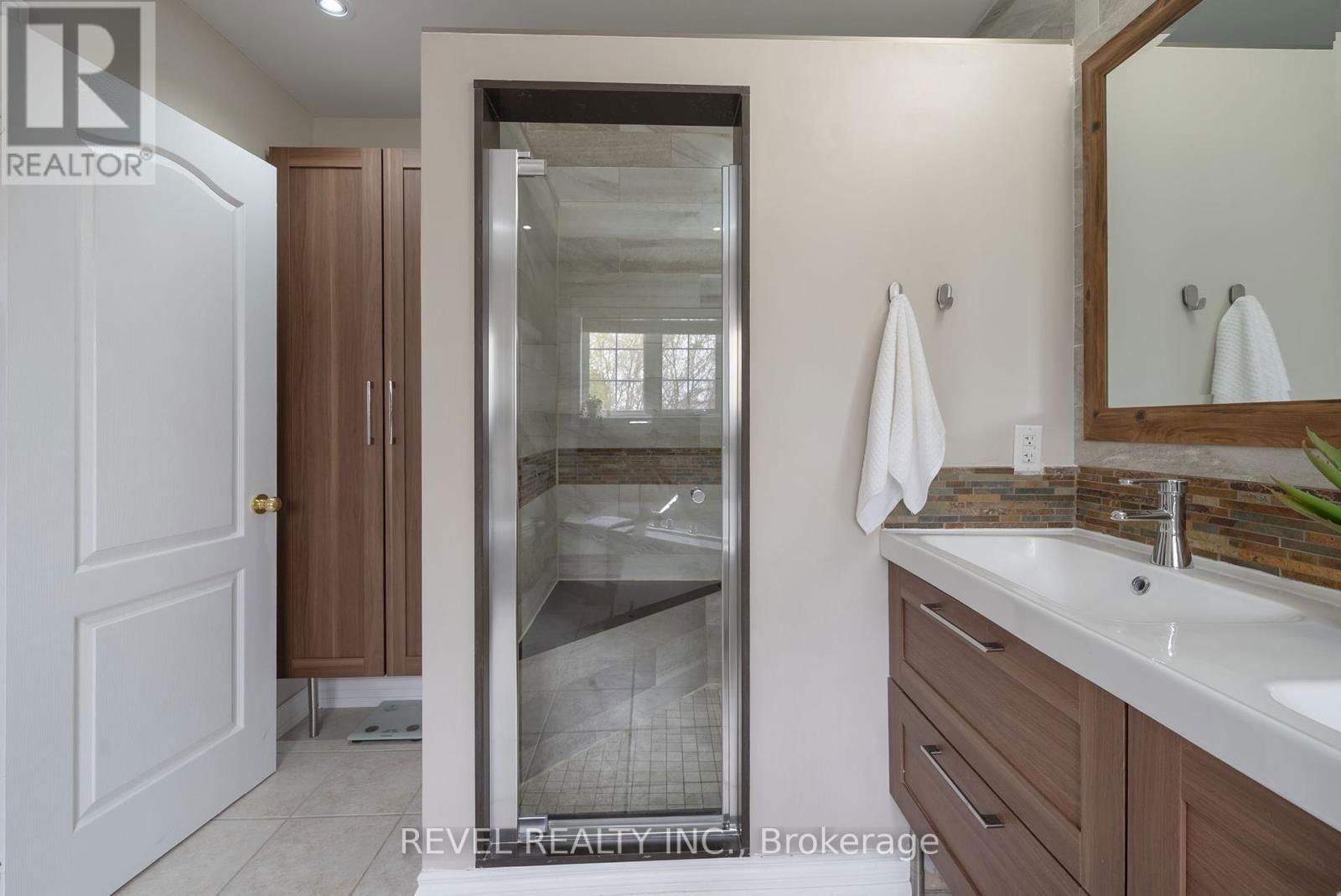 100 ASHBURY BOULEVARD Image 23
