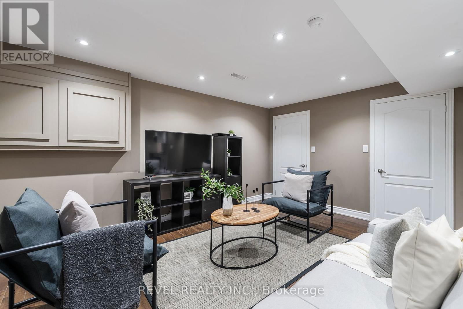 100 ASHBURY BOULEVARD Image 32