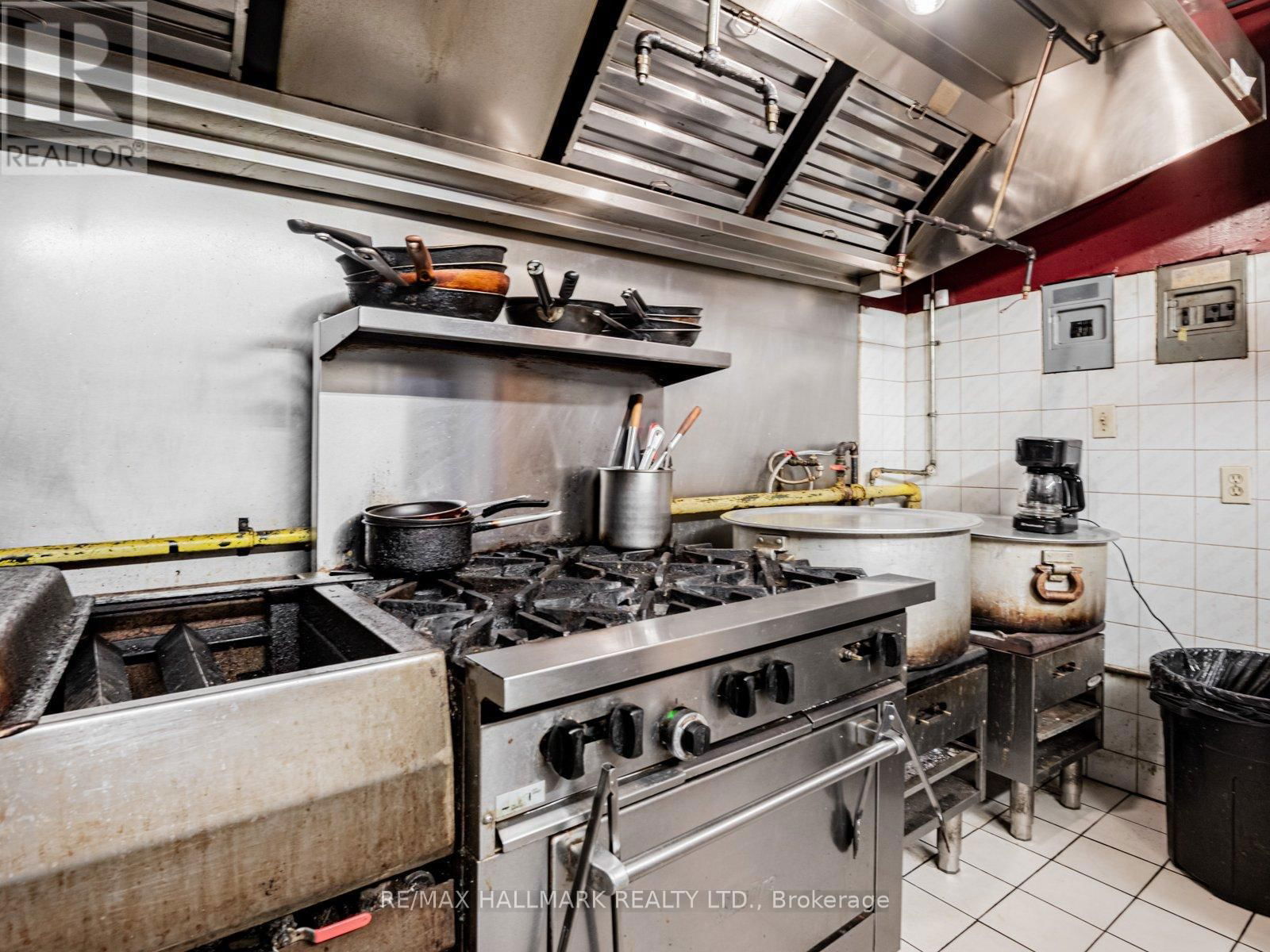 2658 DANFORTH AVENUE Image 17