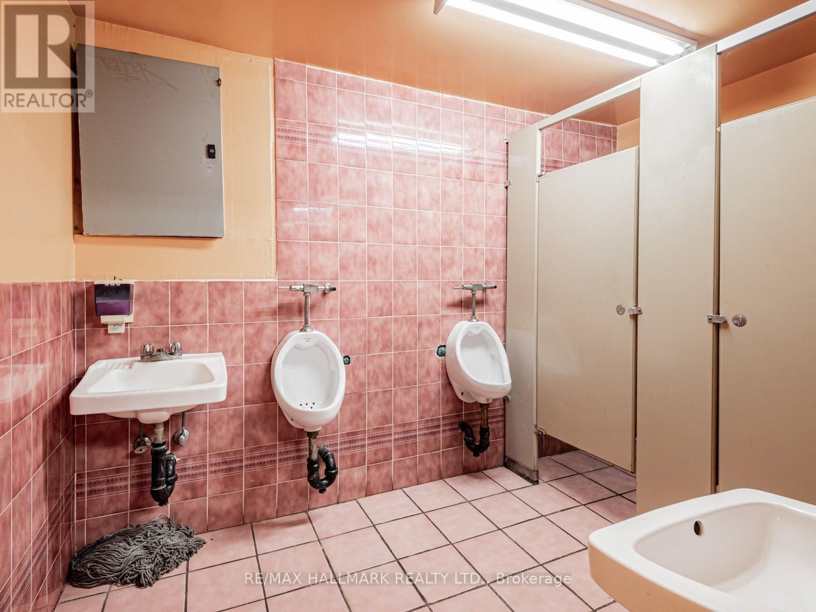 2658 DANFORTH AVENUE Image 21