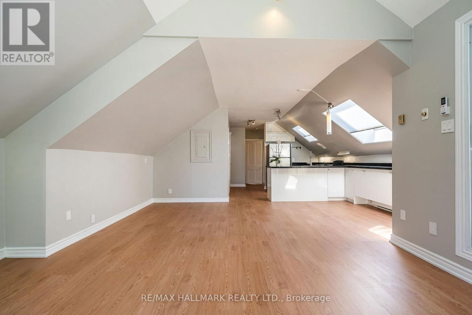 3 - 32 HOGARTH AVENUE Image 16