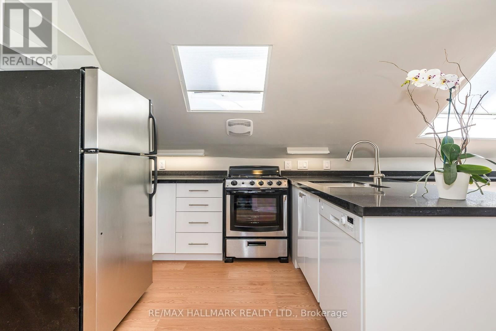 3 - 32 HOGARTH AVENUE Image 21