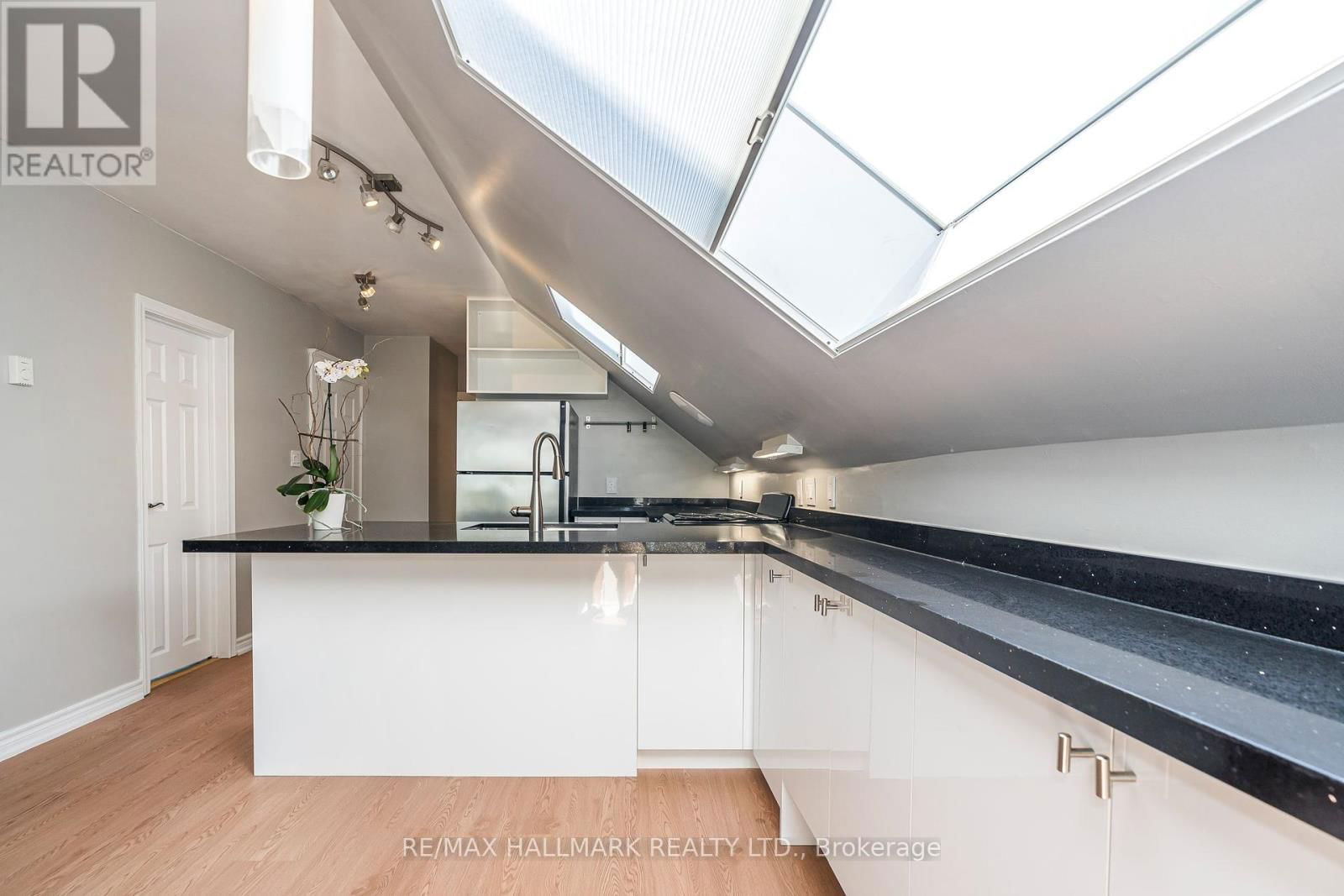 3 - 32 HOGARTH AVENUE Image 25