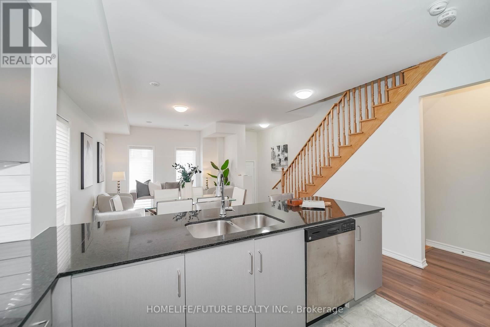 1 - 1040 ELTON WAY Image 12