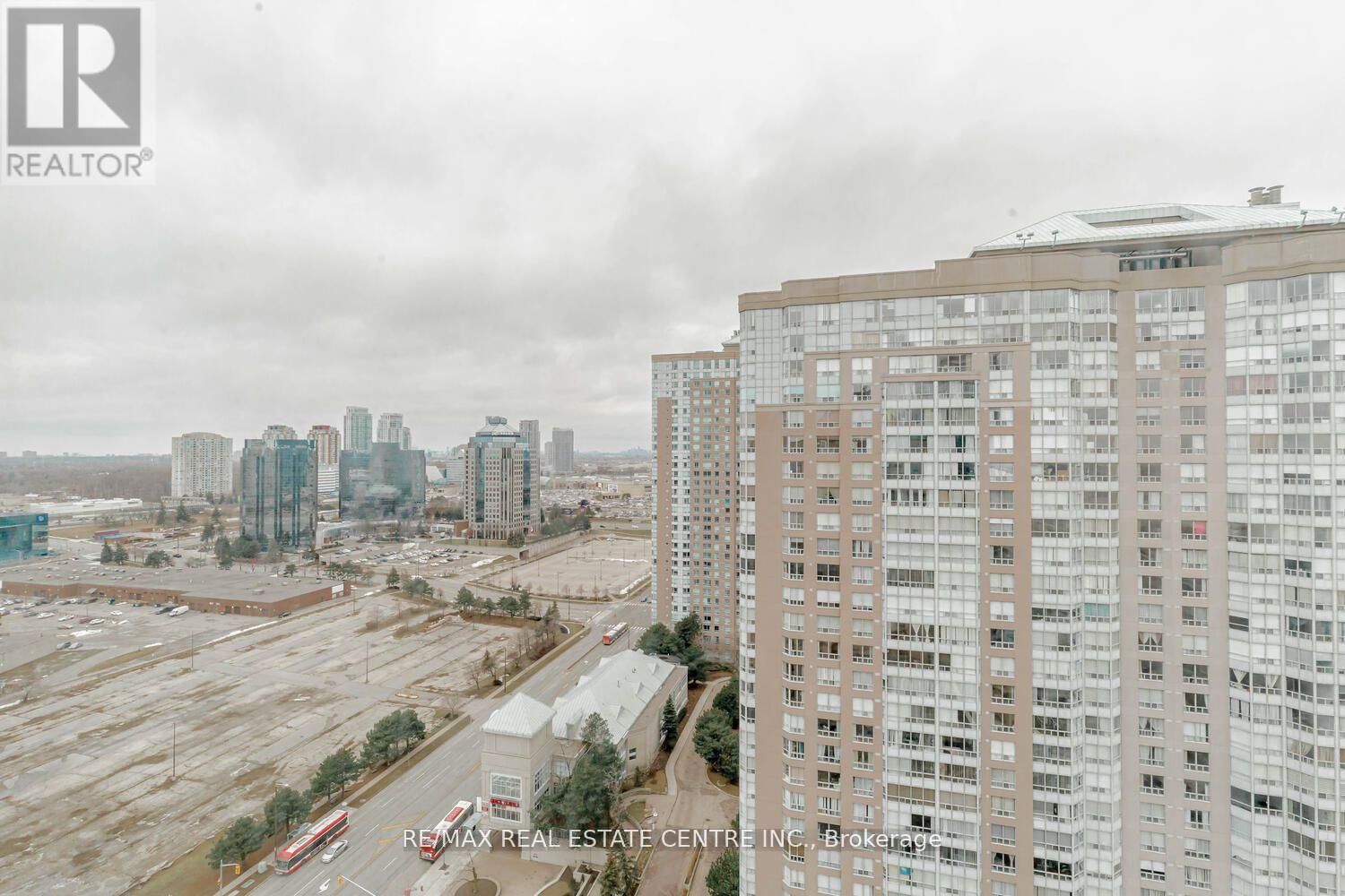 PH 307 - 18 LEE CENTRE DRIVE Image 32