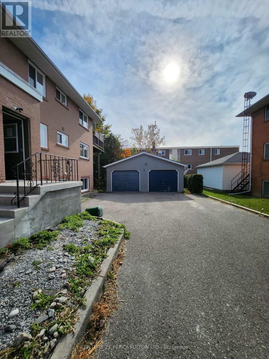 Lower - 507 COLBORNE STREET WEST Image 12