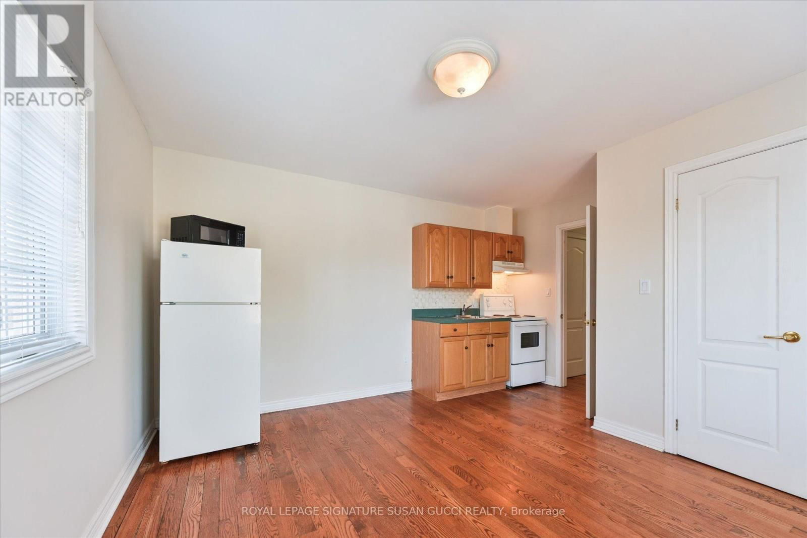 454 DONLANDS AVENUE Image 26