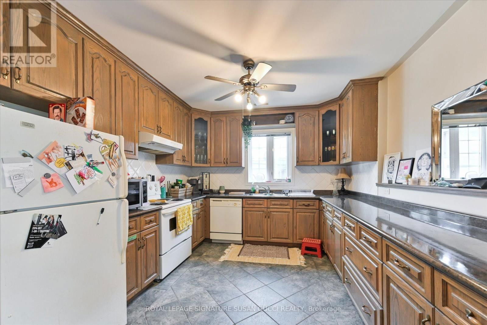 454 DONLANDS AVENUE Image 32