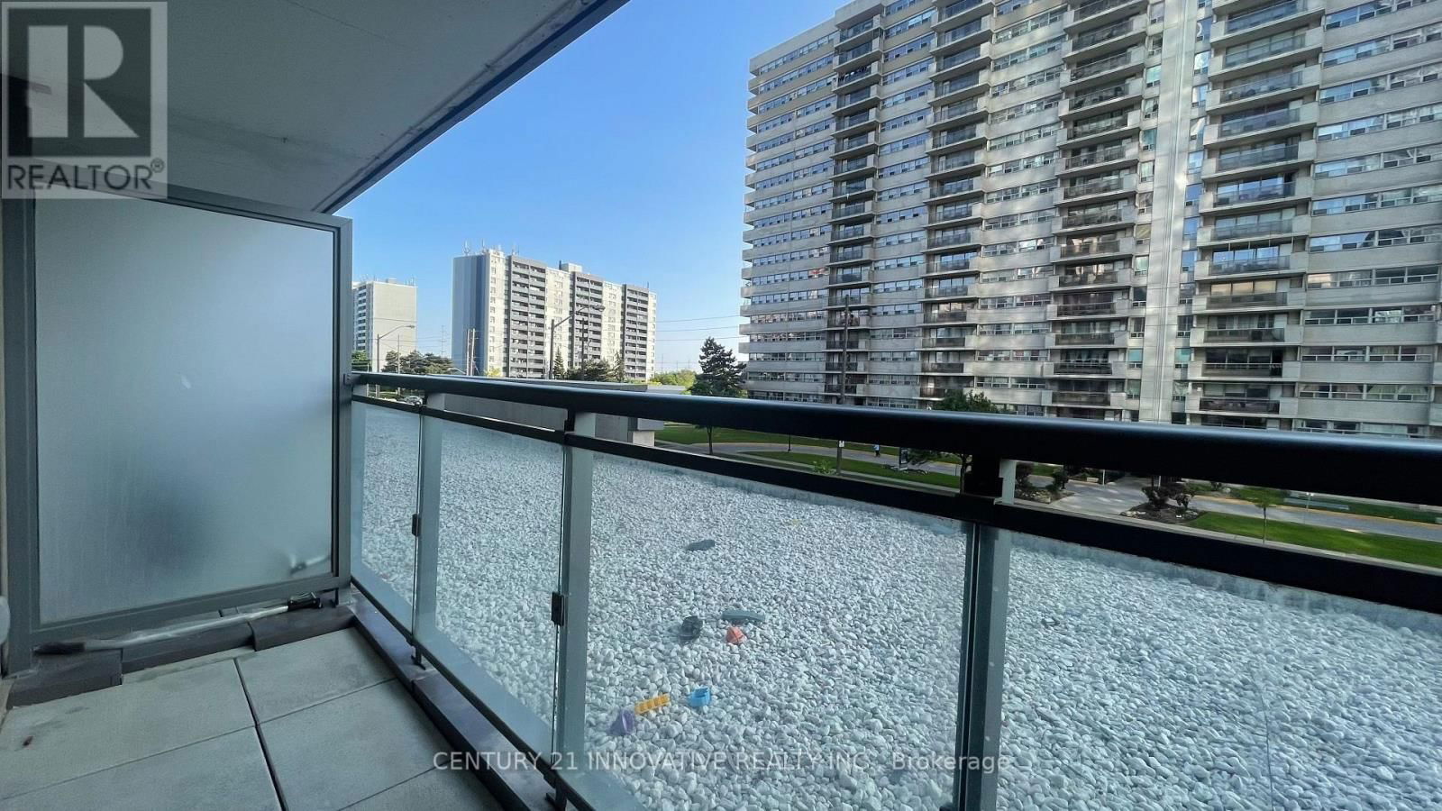 208 - 30 MEADOWGLEN PLACE Image 18