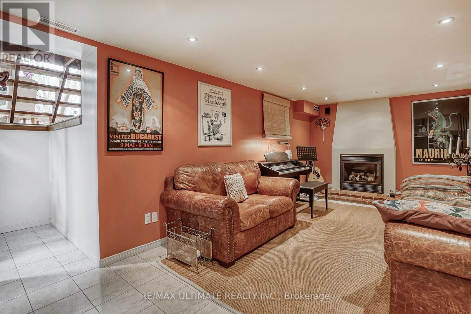 103 WEIR CRESCENT Image 32