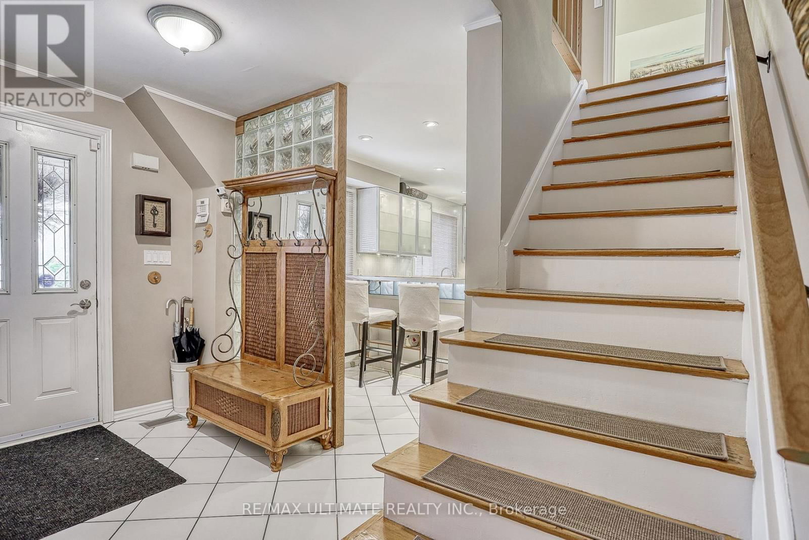103 WEIR CRESCENT Image 4