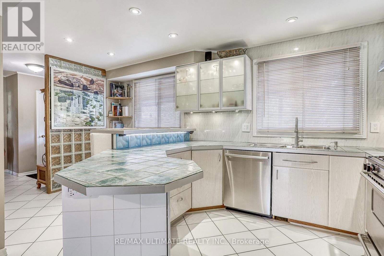 103 WEIR CRESCENT Image 6