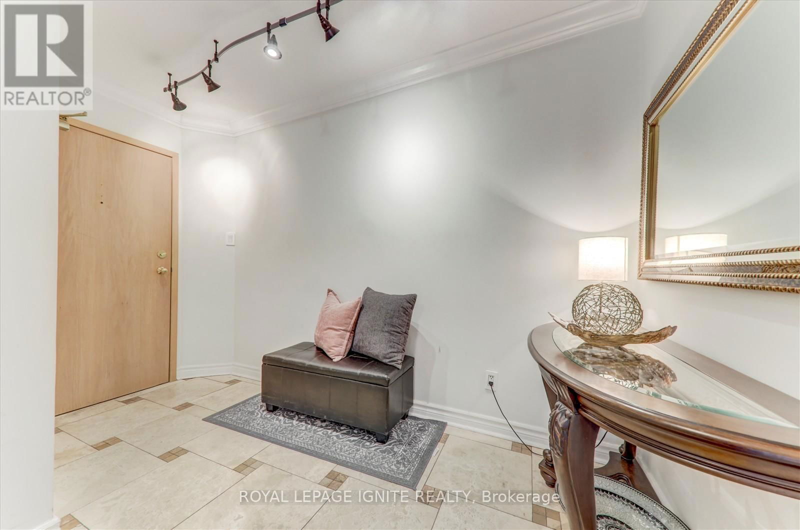 812 - 45 CUMBERLAND LANE Image 11