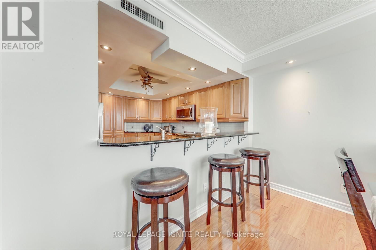 812 - 45 CUMBERLAND LANE Image 13