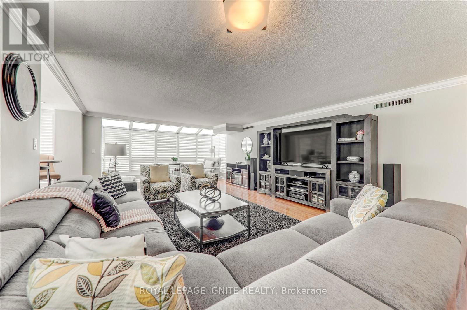 812 - 45 CUMBERLAND LANE Image 18