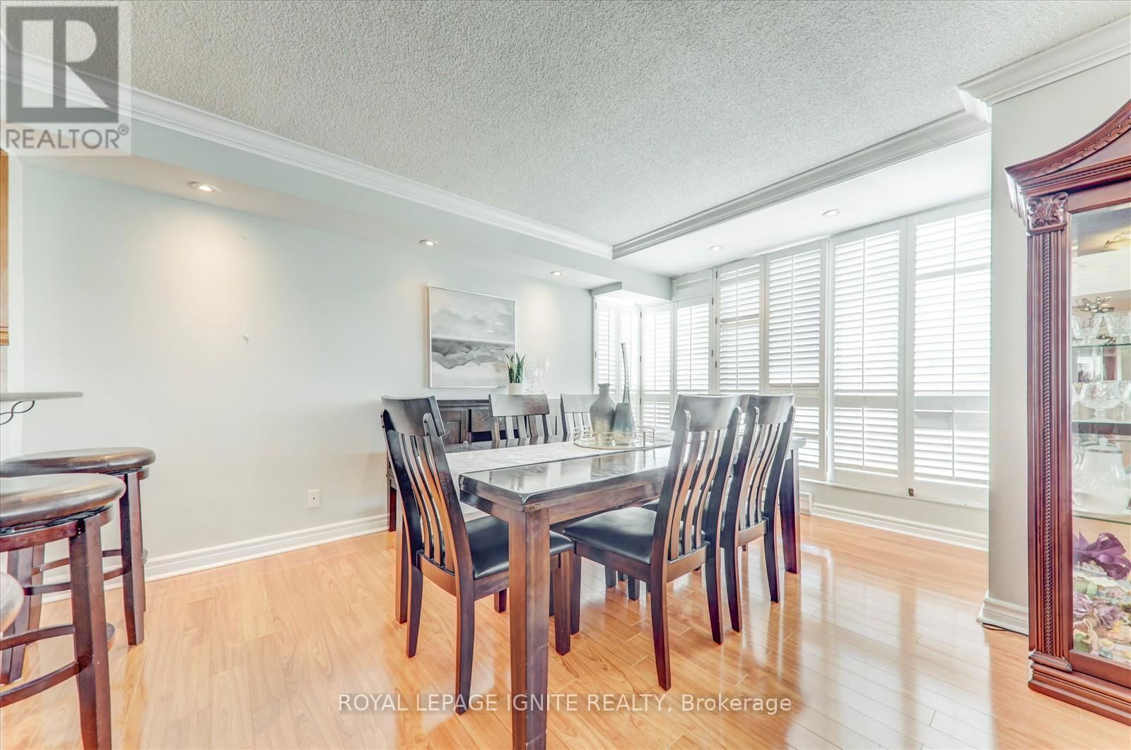 812 - 45 CUMBERLAND LANE Image 23