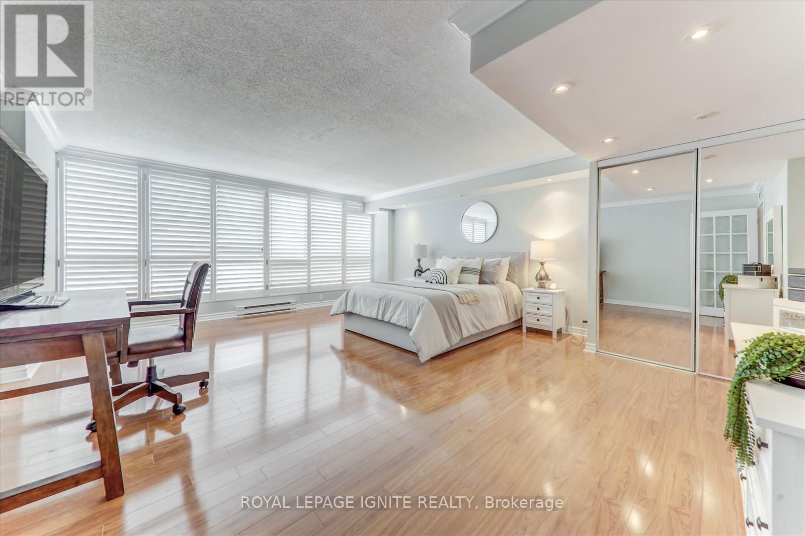 812 - 45 CUMBERLAND LANE Image 25