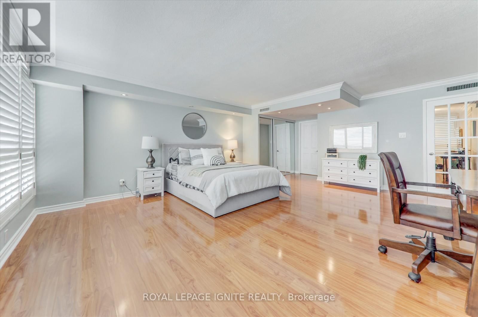 812 - 45 CUMBERLAND LANE Image 26