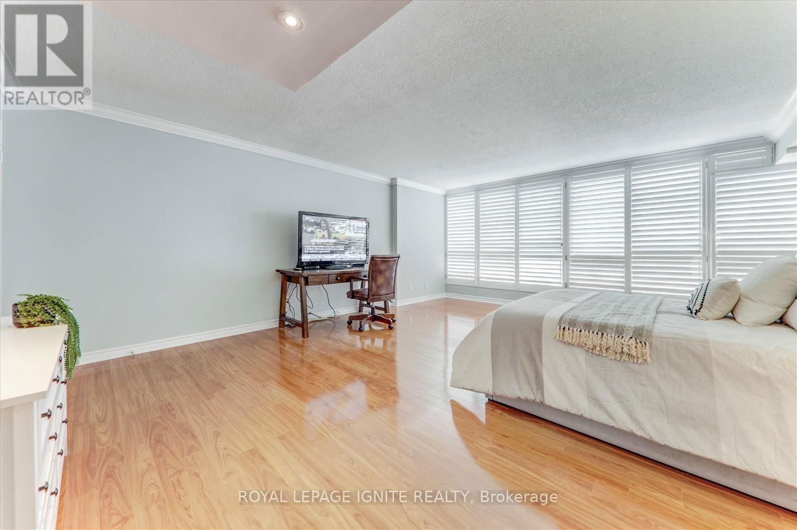 812 - 45 CUMBERLAND LANE Image 27