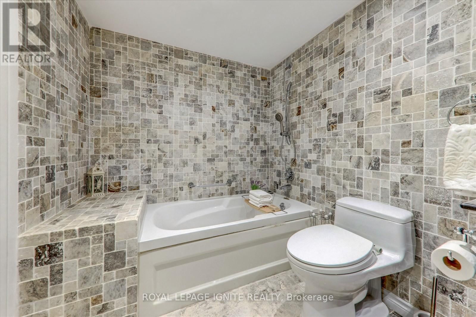 812 - 45 CUMBERLAND LANE Image 28