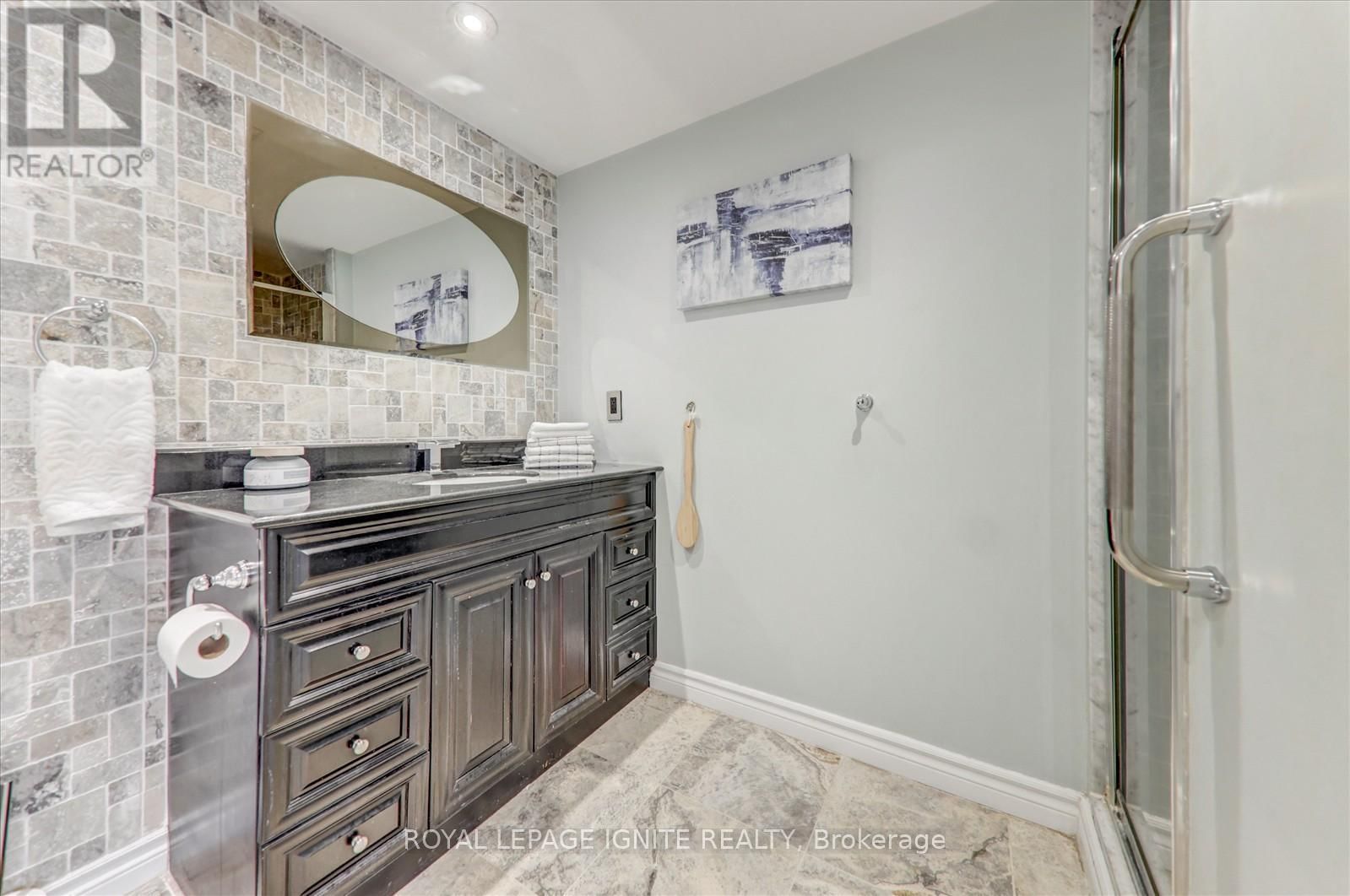 812 - 45 CUMBERLAND LANE Image 29