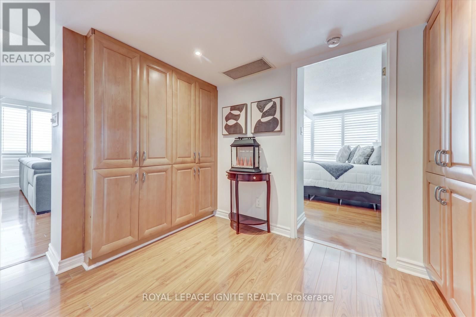 812 - 45 CUMBERLAND LANE Image 30