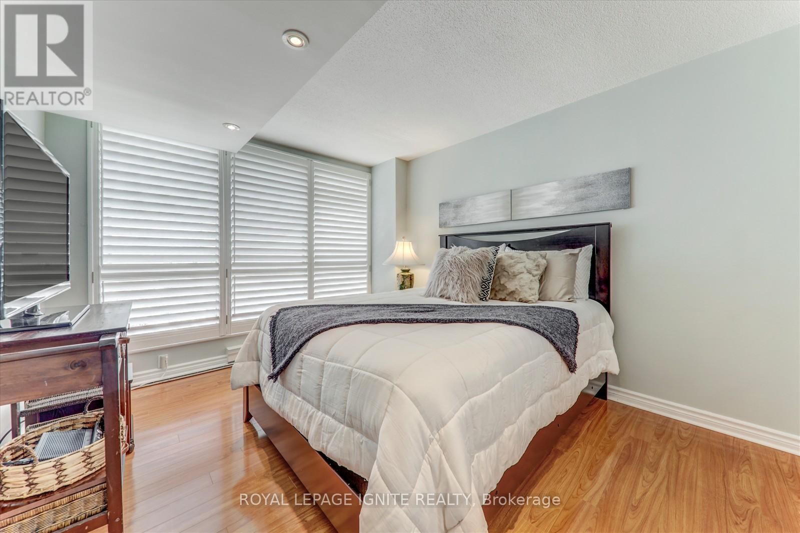 812 - 45 CUMBERLAND LANE Image 31