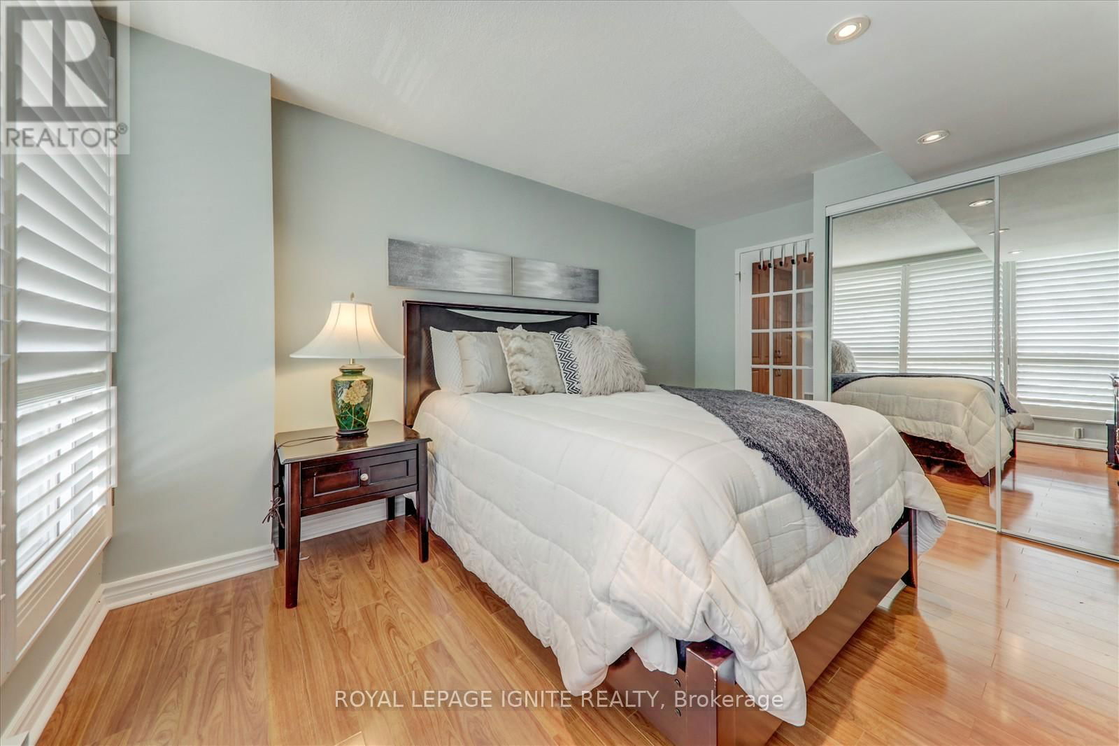812 - 45 CUMBERLAND LANE Image 32