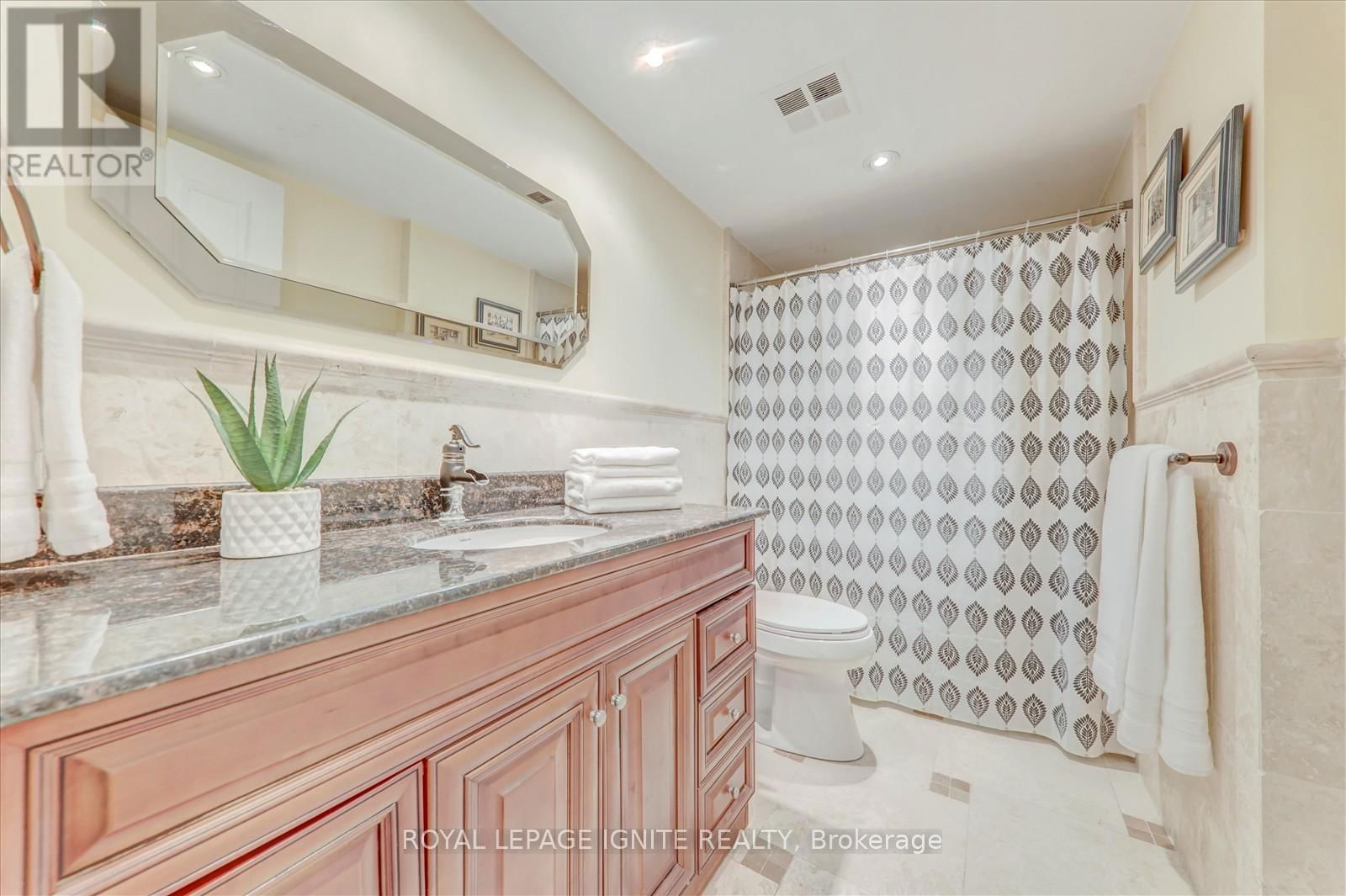 812 - 45 CUMBERLAND LANE Image 33