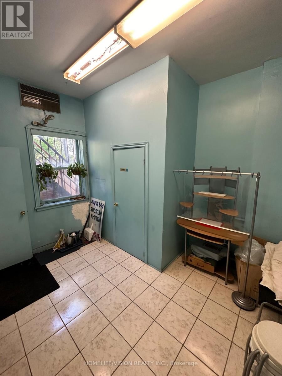 2877 ST CLAIR AVENUE EAST Image 7