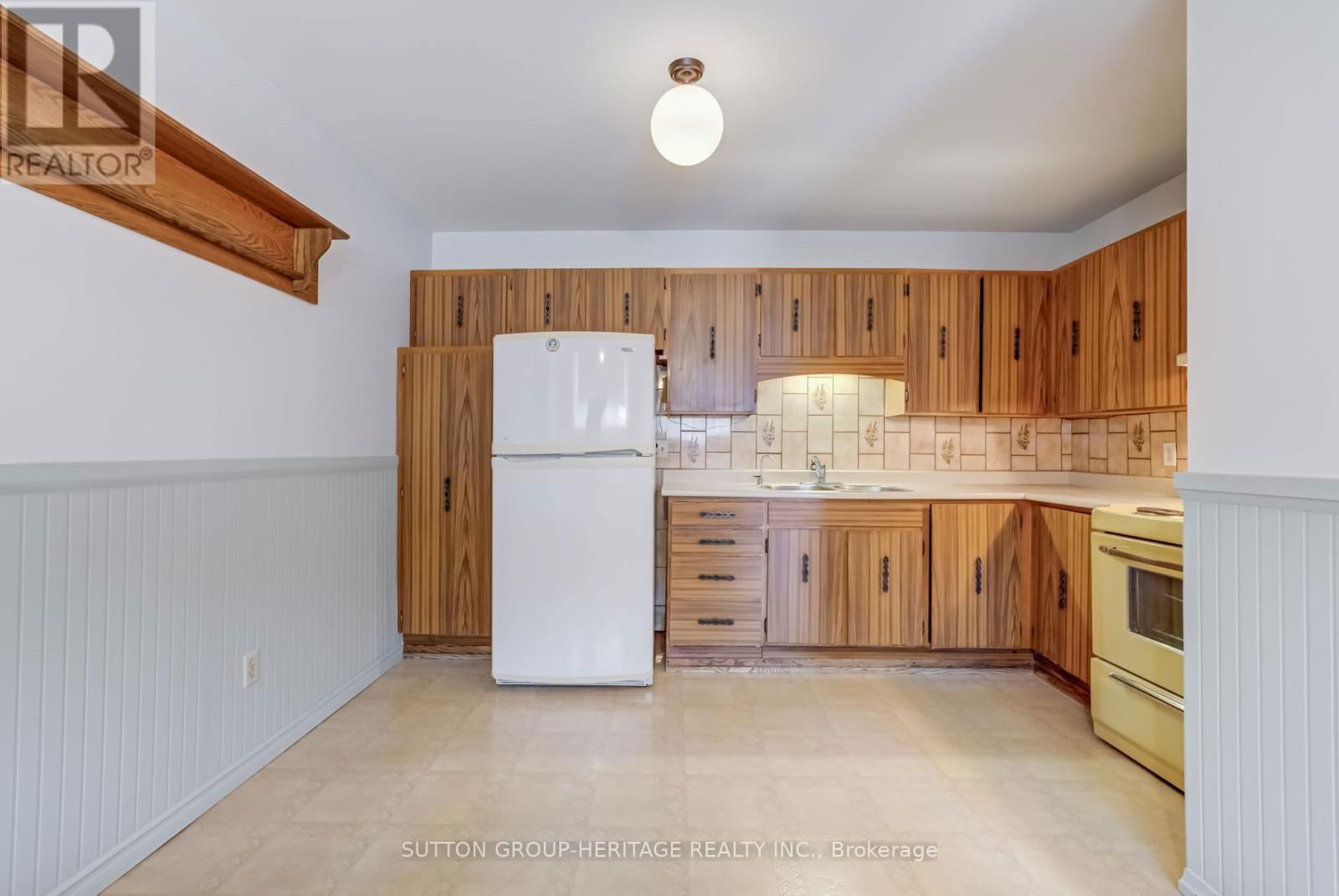 468 TENNYSON COURT Image 11
