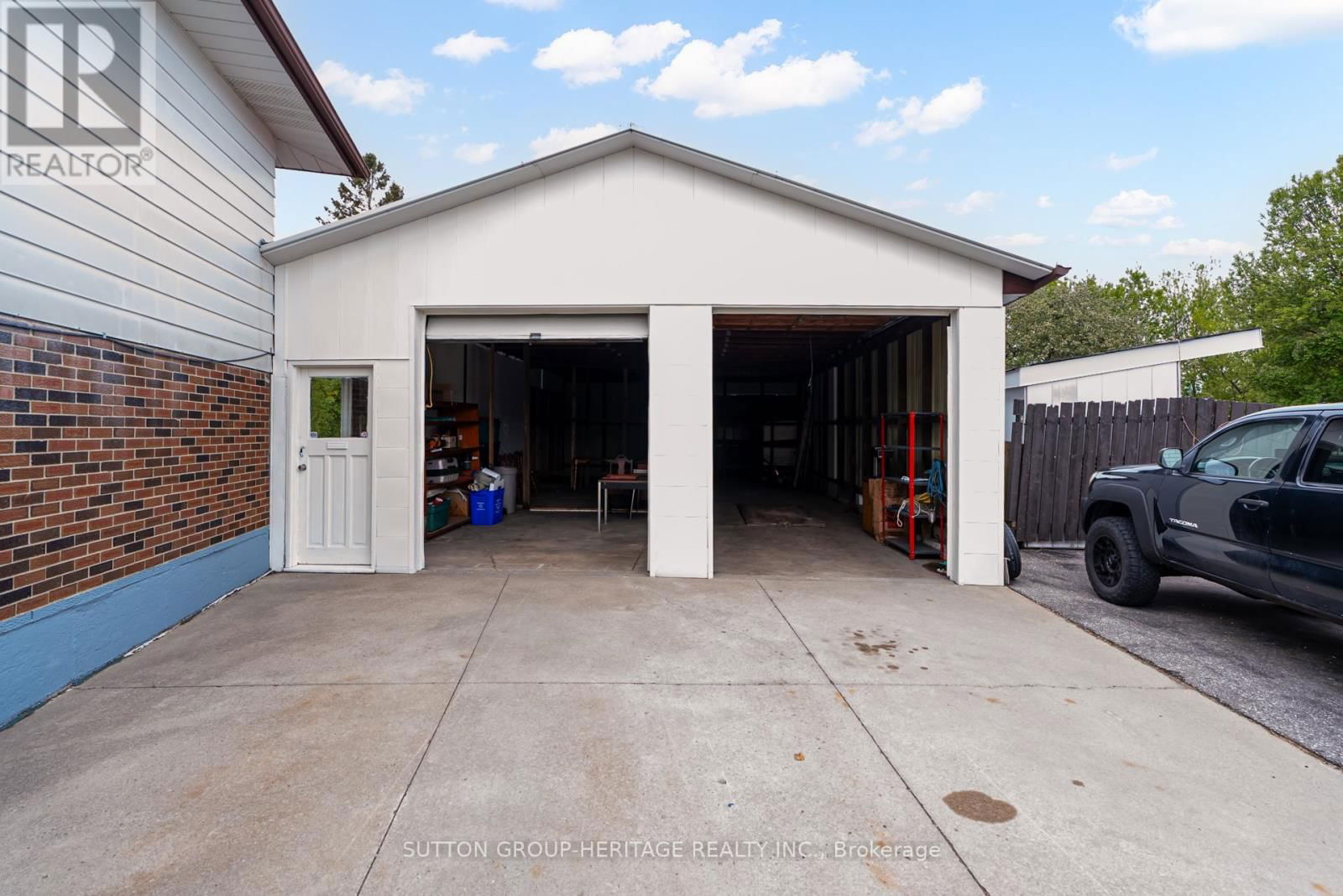 468 TENNYSON COURT Image 32