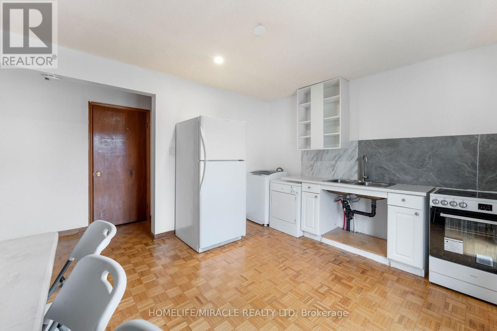 4 GREENDOWNS DRIVE Image 25