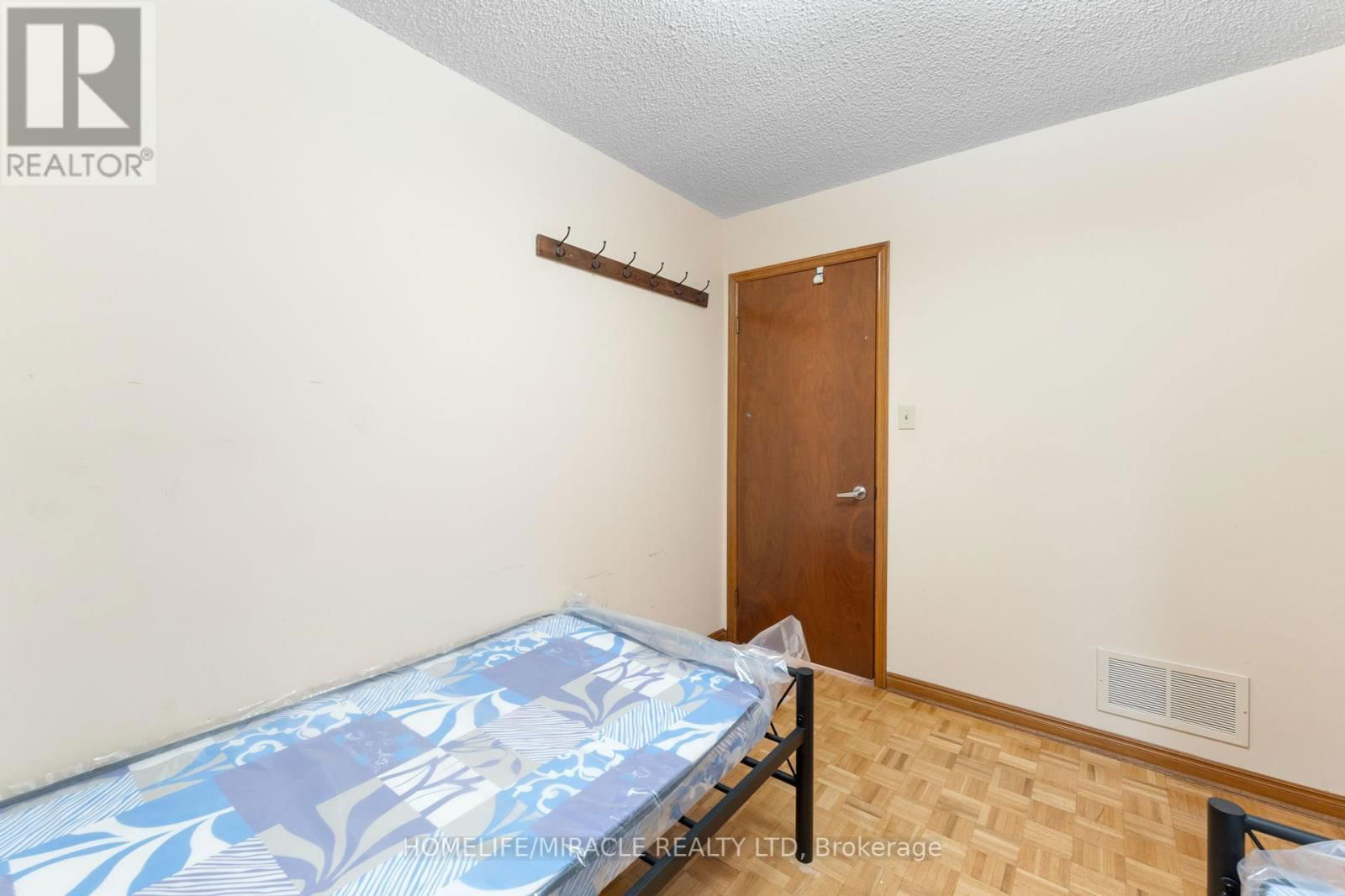 4 GREENDOWNS DRIVE Image 32