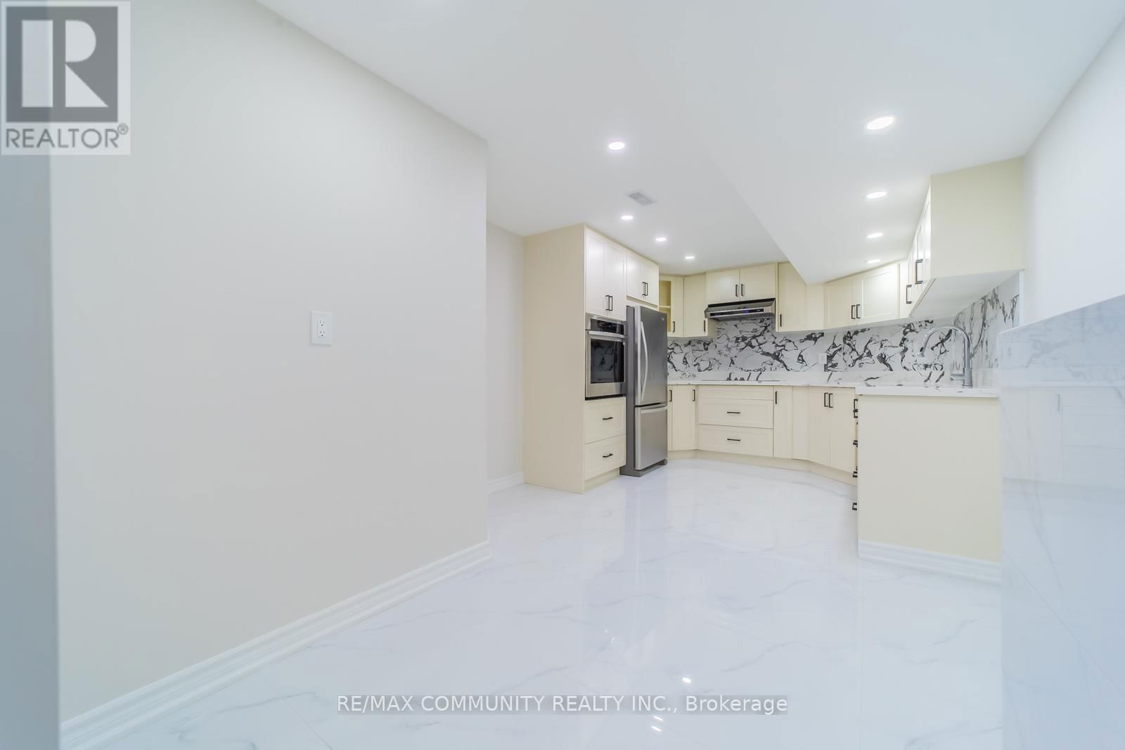 3 SIVYER CRESCENT Image 11